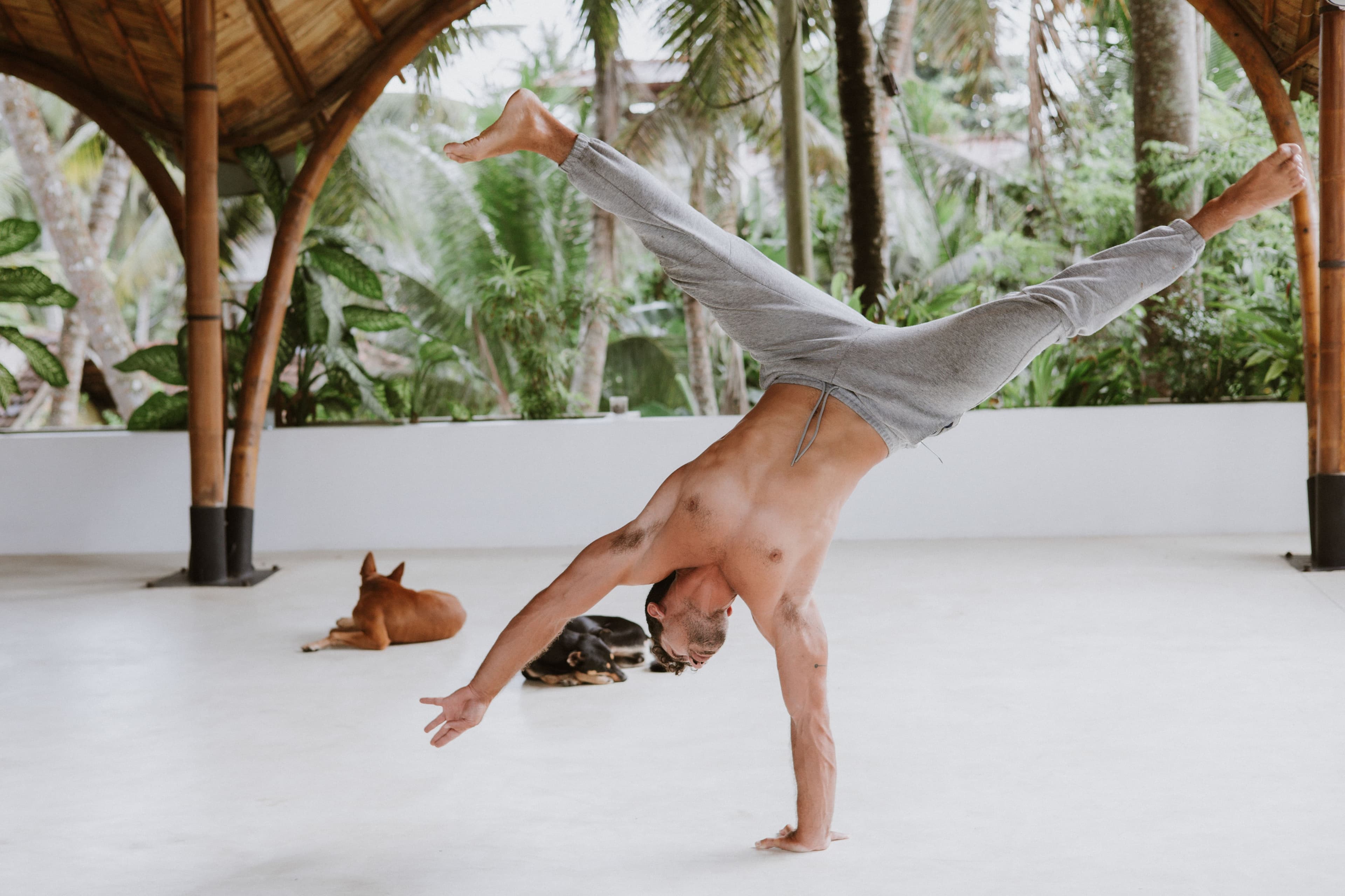 Handstand training at Moveōm